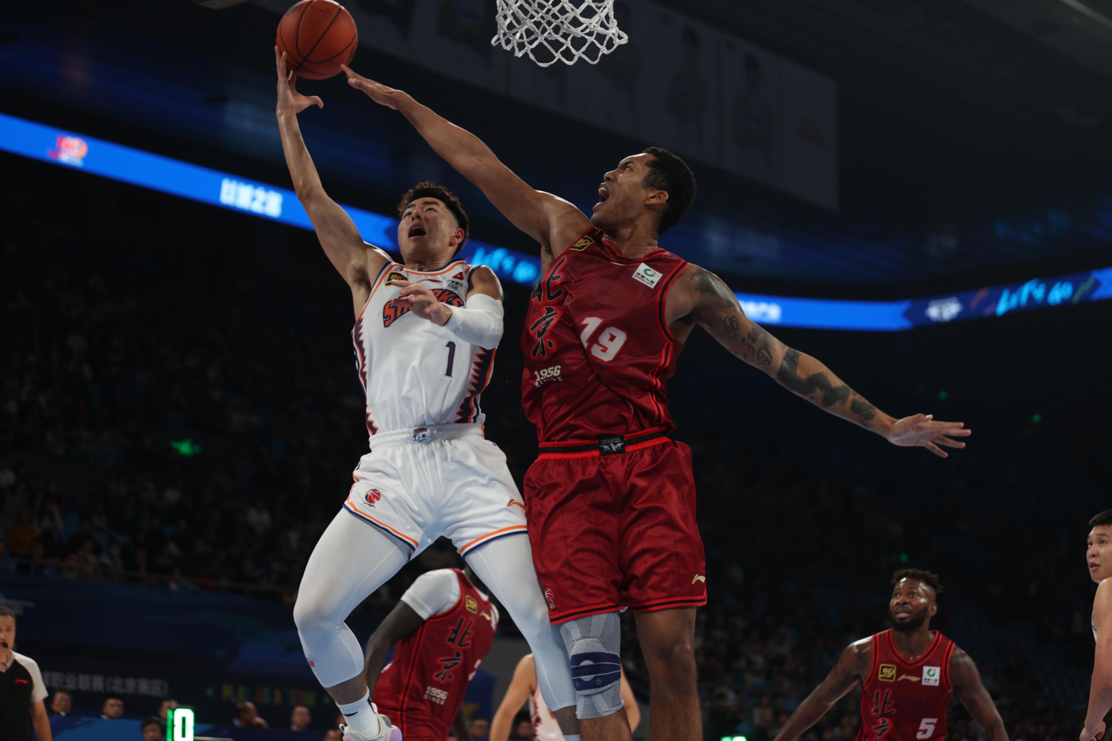 双外援联手发威，球队豪取四连胜