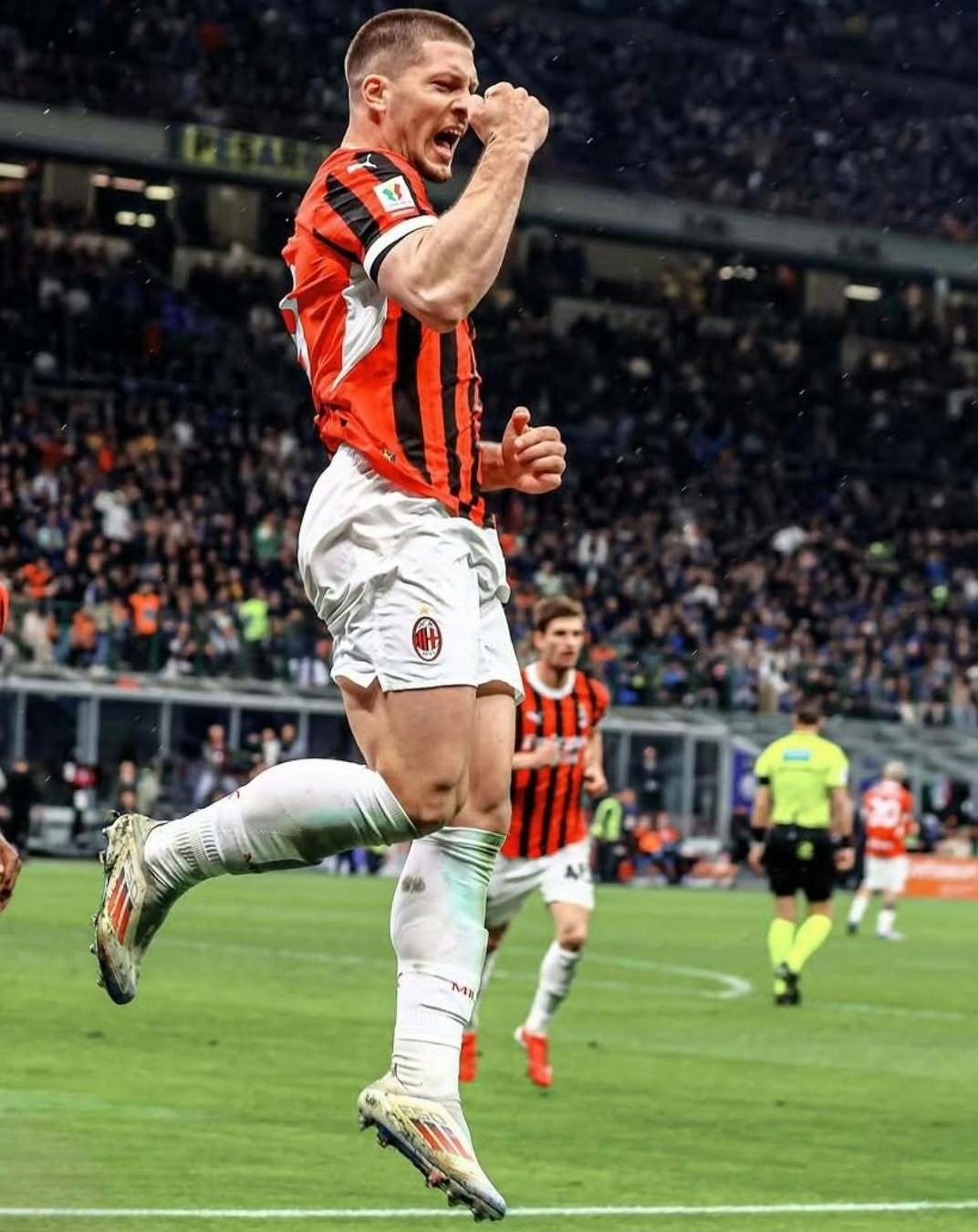 包含AC米兰中场球员频频造点，成为队内得分王的词条
