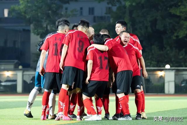 奋力拼搏：两支球队将在赛场上展现顽强拼搏精神的简单介绍