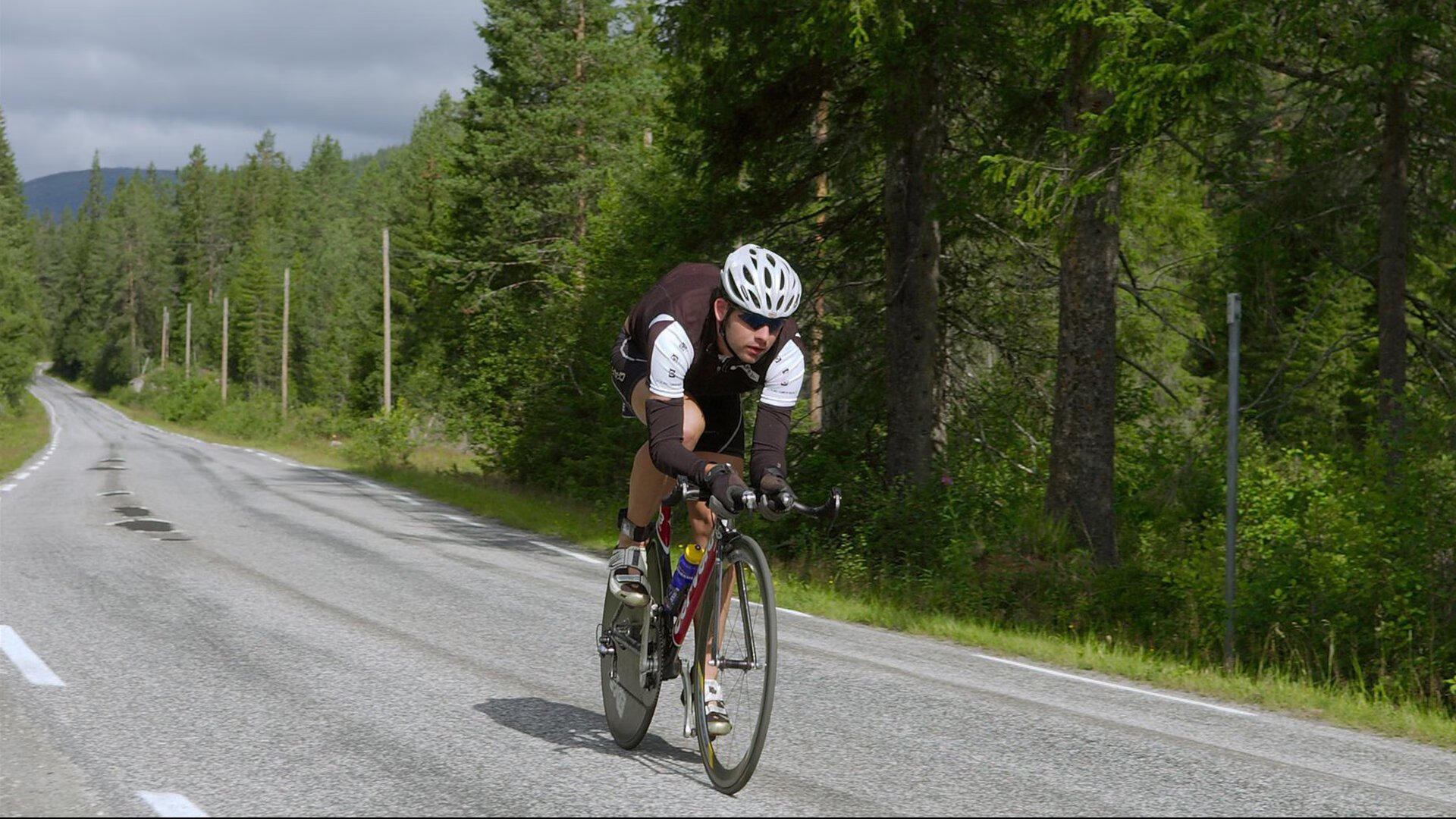 当活塞对阵鹈鹕的灯光渐暗，那个叫约基奇的男人正在更大的舞台上谱写篮球交响
